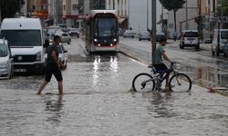 Tramvay, göle dönen yolda ilerleyemedi