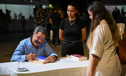 Bornovalı kitapseverler Ahmet Ümit'le buluştu