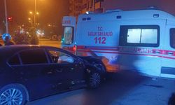 Hastaya müdahale eden ambulans ile otomobil çarpıştı