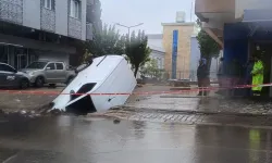 İzmir'i sağanak vurdu: Buca'da yol çöktü, araç çukura battı