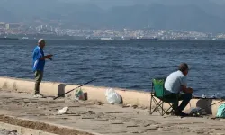 İzmirli balıkçılar yasağı dinlemiyor, kirli körfezde balık tutmaya devam ediyor