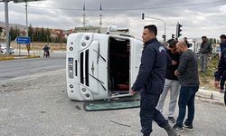 Afyonkarahisar'da işçileri taşıyan minibüsün devrilmesi sonucu 10 kişi yaralandı