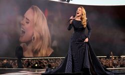 Adele sahneye ara veriyor