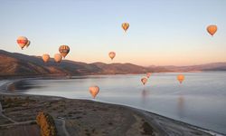 Salda semaları TÜRSAB organizasyonundaki sıcak hava balonlarıyla süslendi