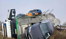 Devrilen TIR’daki sıfır kilometre cipler hurdaya çıktı!