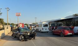 İzmir'de servis minibüsüyle çarpışan otomobilin sürücüsü ağır yaralandı