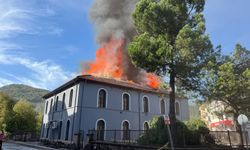 564 yıllık camii herkesin gözü önünde yandı!