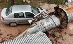 Fırtına minareyi devirdi, imamın otomobili hasar gördü