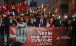 Bayraklı’da Cumhuriyet meşaleleri karanlığı aydınlattı