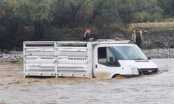 Sağanak nedeniyle kamyonette mahsur kaldı