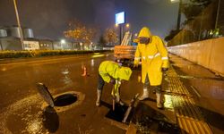 İzmir Büyükşehir yağmura karşı tam kadro sahada!