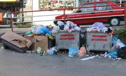 Bayraklı'da işçilerin grevi nedeniyle sokaklarda çöp yığınları oluştu