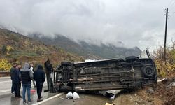 Osmaniye'de kontrolden çıkan minibüs devrildi: 9 yaralı