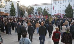 Karşıyaka’da hayat durdu; kalpler Atatürk için attı!