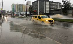 İzmir'de sağanak yağış etkisini gösterdi!