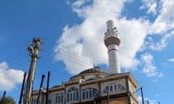 İzmir'de şiddetli rüzgar cami minaresinin külahını devirdi