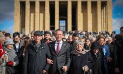 CHP Genel Başkanı Özgür Özel, öğretmenlerle birlikte Anıtkabir'i ziyaret etti