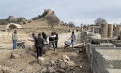 Çukurova’nın Efes’inde depremde yıkılan sütunlu yol, ayağa kaldırılıyor