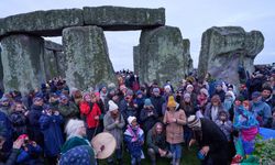 Stonehenge'de binlerce kişi kış gün dönümünü kutladı