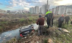 Otomobiliyle dereye uçtu, burnu bile kanamadı!