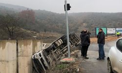 Talaş yüklü TIR devrildi, sürücü yaralandı