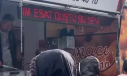 Esad'ın devrildi diye lokma dağıttılar