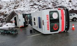 Ambulans ve kamyonet, kafa kafaya çarpıştı