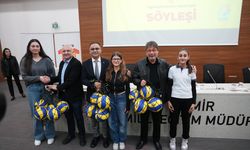 İzmir'de voleybolun yaygınlaştırılması için okullara voleybol topu hediye edilecek