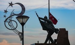 Milli yas ilanının ardından İzmir'de bayraklar yarıya indirildi