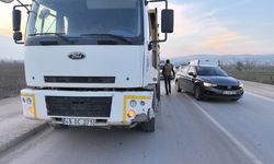 Ters şeride geçen otomobil, kamyonla kafa kafaya çarpıştı: 1 yaralı