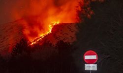 Etna Yanardağı'nda lav akışı meydana geldi