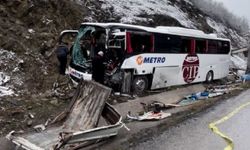 Yolcu otobüsü, kamyona çarptı; 1 ölü, 16 yaralı