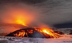 Etna Yanardağı'ndaki lav akışı sürüyor!