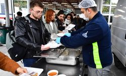 İzmir’de öğrencilerin yanında Büyükşehir var