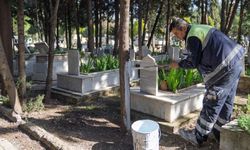 İzmir’de bayram öncesi mezarlıklara özel bakım!