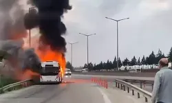 Seyir halindeyken alev alan belediye otobüsü kullanılamaz hale geldi