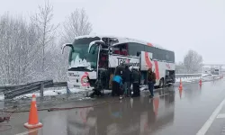 Sivas’ta facianın eşiğinden dönüldü: İki yolcu otobüsü çarpıştı, 6 yaralı!