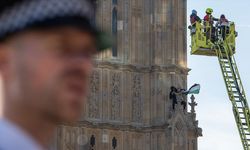 Londra'da bir gösterici Filistin bayrağıyla Big Ben'e tırmandı