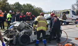 İzmir'de TIR'a çarpan otomobilin sürücüsü öldü!