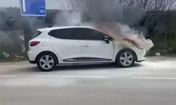 Seyir halindeki otomobilin motoru yandı