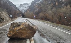 Yamaçtan kopan kaya parçaları yolu kapattı