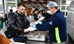 İzmir Büyükşehir'den üniversite öğrencilerine sıcak yemeğe devam