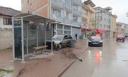 Polisten kaçan ehliyetsiz sürücünün kullandığı otomobil durağa çarptı
