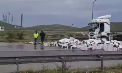 TIR’ın dorsesi devrildi, çikolatalar yola saçıldı