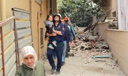 İstanbul'da riskli bina yıkıldı: Çevredeki 4 bina tahliye edildi!