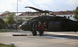 Kayalıklara düşen yamaç paraşütçüsü helikopterle kurtarıldı
