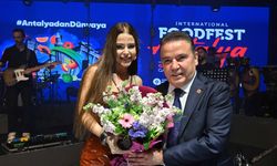 Ünlü Şarkıcı Simge, izleyenleri coşturdu