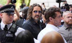 Russell Brand, tecavüz ve cinsel saldırı suçlamalarıyla Londra’da mahkemeye çıktı