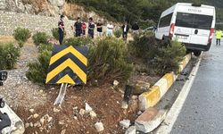 Bodrum'da servis minibüsü ile otomobil çarpıştı: 16 yaralı