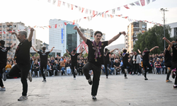 Dansın ritmi Cumhuriyet Meydanı’nda yükseldi